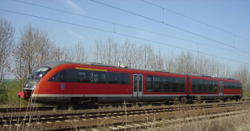642 019-3 f�hrt am 21.04.2005 als RB von Artern nach Sondershausen, hier bei der Einfahrt in den Bahnhof Bretleben.