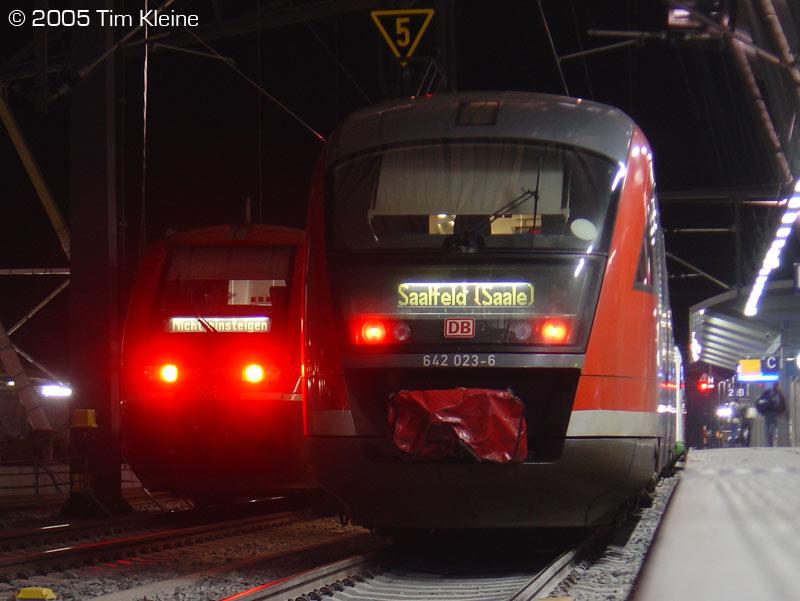 642 023 und 641 021 am 02.12.2005 im neuen Hbf Erfurt. Man beachte die EIB Regioshuttle, welche vor dem 642 stehen.