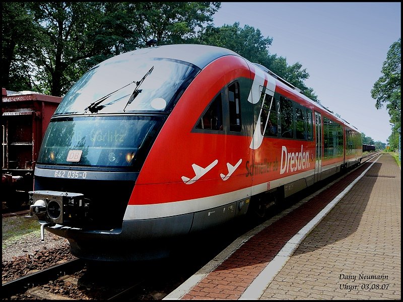 642 035 als RB 17779 nach Niesky. Dieser Triebwagen geh�rt normalerweise zur Dresdner S-Bahn Pirna- Dresden. Hier steht er im Bahnhof Uhyst. Am Triebwagen steht zwar G�rlitz dieser f�hrt aber nur bis Niesky wegen Schienenersatzverkehr. Aufgenommen am 03.08.07.