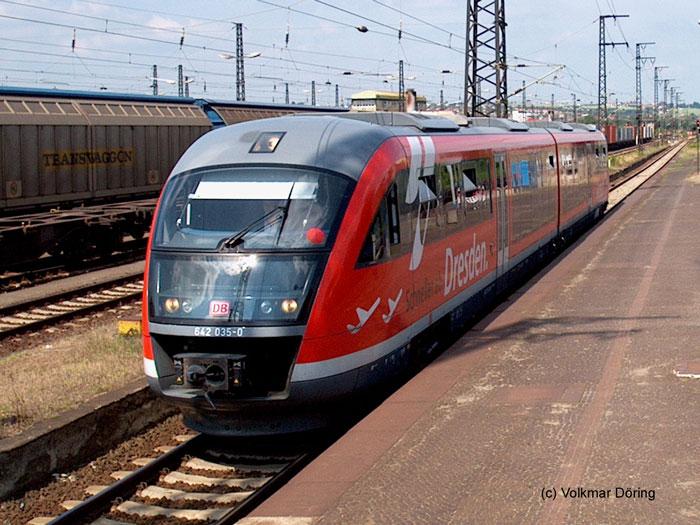 642 035 mit Werbung fr den Flughafen Dresden in DD-Friedrichstadt (17.06.03)
