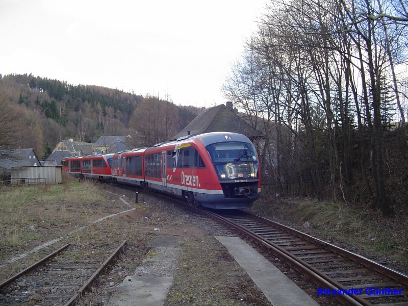 642 037-6 und 642 029-3 fahren am 07.04.2007 als RB 27691 in den ehem. Bahnhof Geising ein.