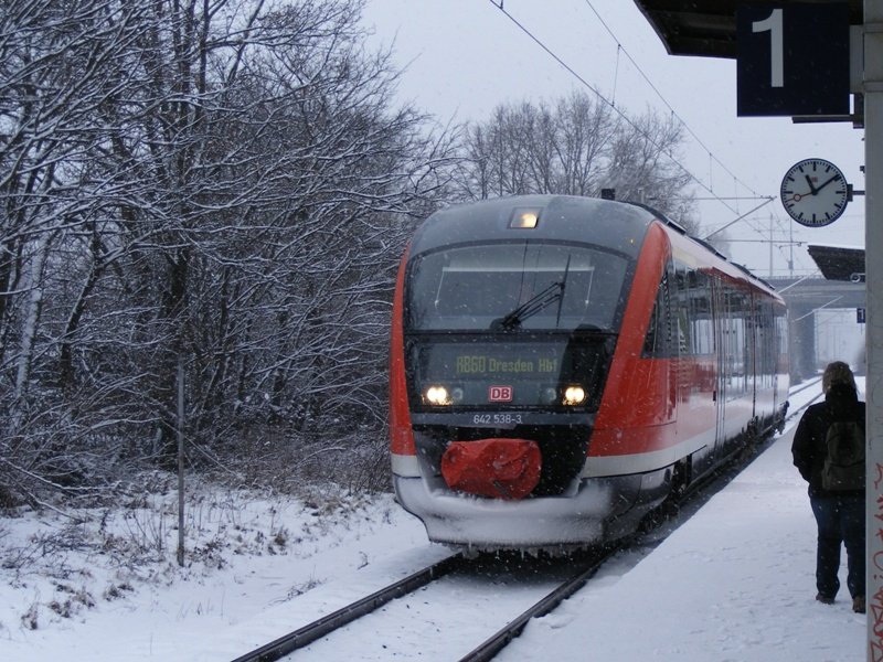 642 038-4 / 642 538-3 als RB nach Dresden Hbf am Haltepunkt Dresden-Industriegelnde. Aufgenommen am 16.2.2009.