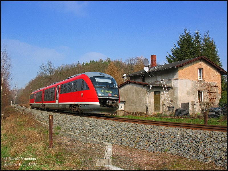 642 044 vor einem unbeschrankten B� in Mahlitzsch auf der Fahrt von Leipzig Hbf nach Mei�en. 15.03.07