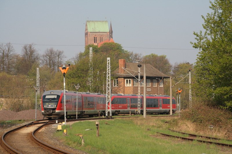 642 048 und 642 xxx RE8 bei der Ausfahrt aus Wismar nach Tessin. 15.04.2009