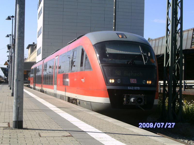 642 079 und 579 in Augsburg Hbf auf Gleis101 als RB nach Aichach. Ab Dezember2009 fhrt auf dieser Strecke die BayerischeRegioBahn. Aufgenommen am 27.07.2009.