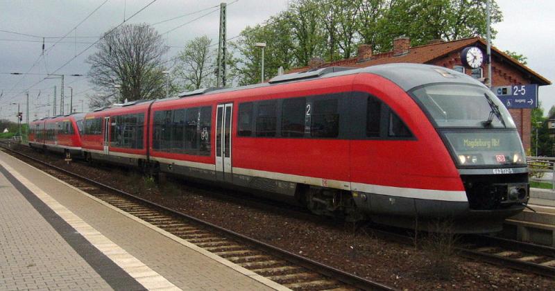 642 132 und 642 223 warten am Abend des 29.04.2005 in Smmerda auf die SEV Busse aus Erfurt um anschlieend als RE nach Magdeburg zu fahren.