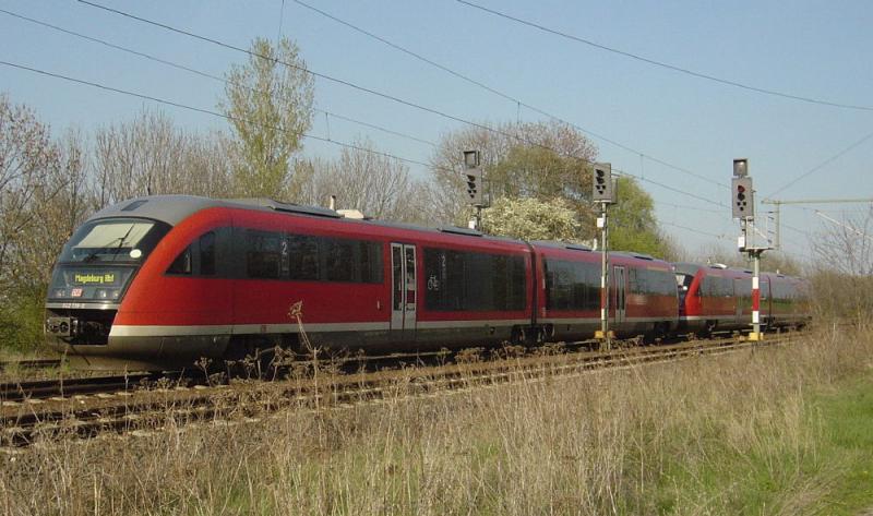 642 139-0 und ein weiterer 642 als RE Erfurt - Magdeburg bei der Ausfahrt aus dem Bahnhof Bretleben. (21.04.2005)