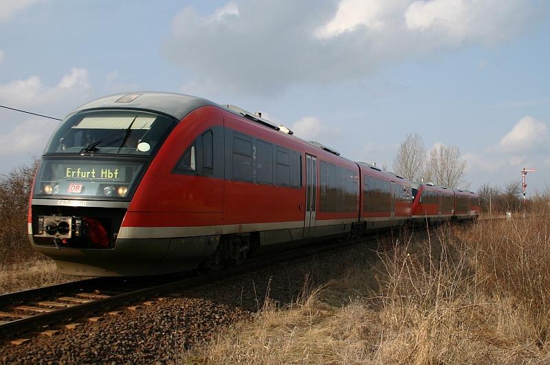 642 139-0 sowie ein weiterer 642 passieren am 26.03.05 das alte Flgel-Einfahrsignal von Klostermannsfeld als RE 36089 nach Erfurt.
