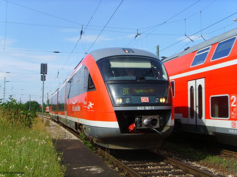 642 167 bei der Einfahrt in den Bahnhof Smmerda am 15.06.2007 - im Hintergrund ist die RB (Dosto) bei der Ausfahrt (Richtung Erfurt) zu sehen