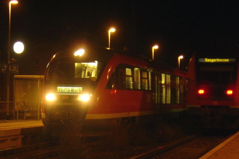 642 169 steht am Abend des 15.01.2005 als RE Magdeburg - Erfurt Hbf abfahrtbereit im Bahnhof Smmerda. Als Gegenzug steht auf Gleis 2 die RB Erfurt - Sangerhausen, gezogen von 143 153.