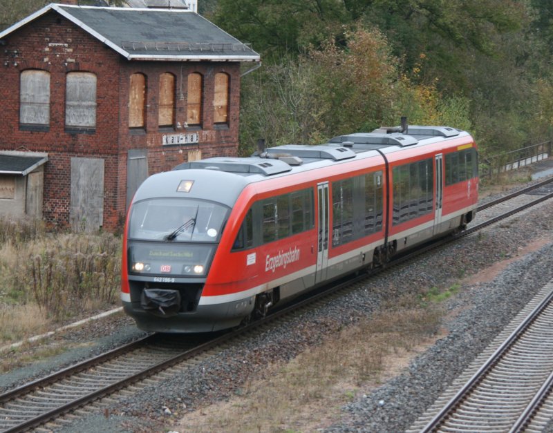 642 196-9 am 25.10.09 der Erzgebirgsbahn von Johanngeorgenstadt komment nach Zwickau(Sachs.)Hbf.Hier kurz vor dem Halt in Wilkau-Halau.