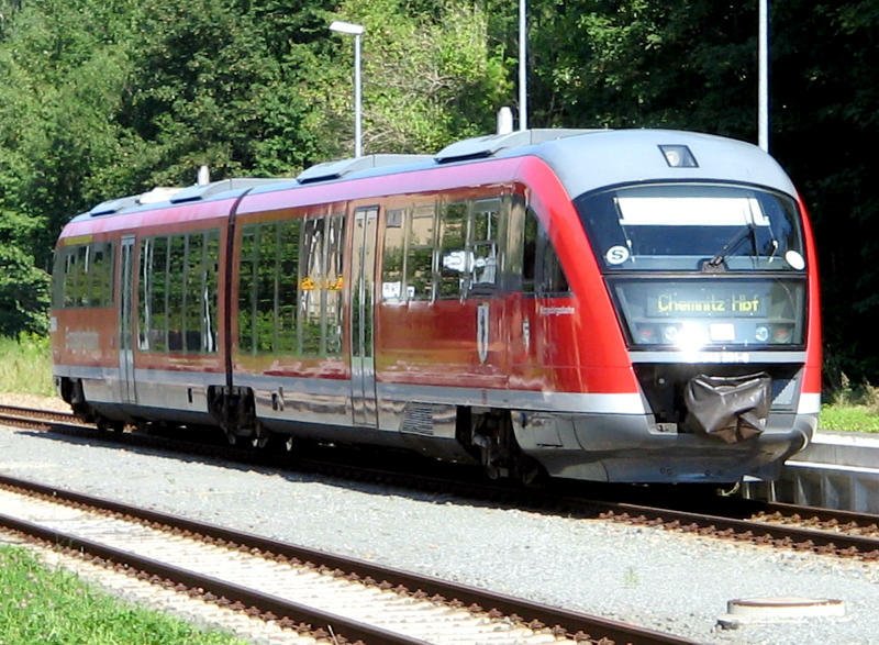 642 201 im Bahnhof Burkhardtsdorf, 05.08.07
Dieser DESIRO der Erzgebirgsbahn wurde am 27.08.2005 bei der Einweihung des neuen Haltepunktes Burkhardtsdorf Mitte auf den Namen Burkhardt getauft und tr�gt seitdem das Wappen der Gemeinde.