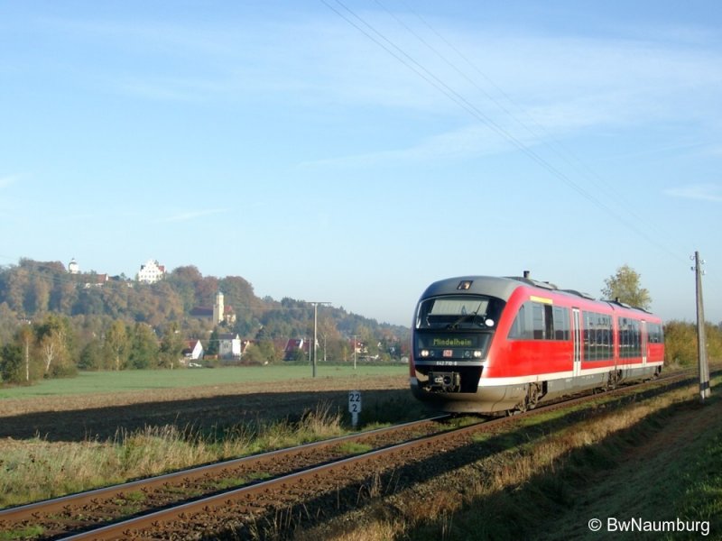 642 210  am 26.10.2006  auf der Mittelschwabenbahn zwischen Neuburg/Kammel und Hirschfelden. Im Hintergrund Schlo Neuburg.
