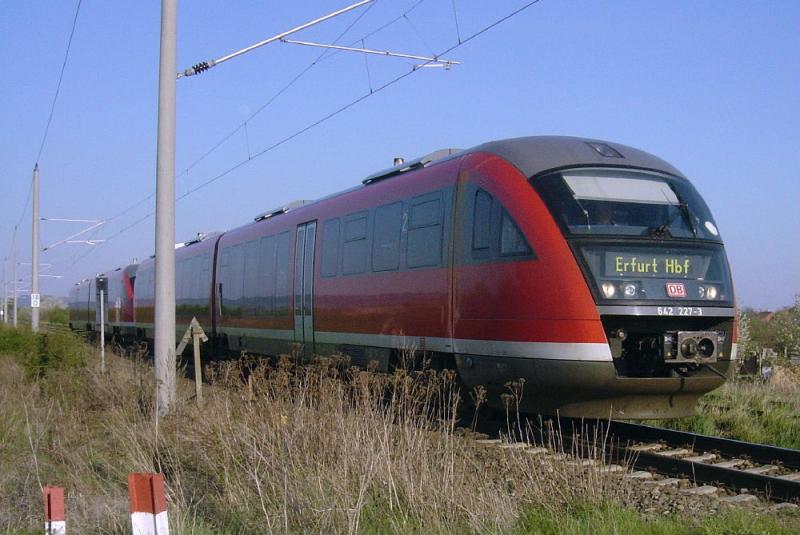 642 227-3 und ein weiterer  Desastrio  fahren am 21.04.2005 als RE von Magdeburg nach Erfurt, hier kurz hinter Reinsdorf (b. Artern).