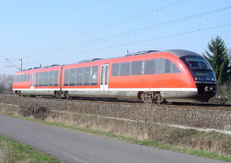 642 227 fhrt am Morgen des 01.04.2005 als RE von Erfurt nach Magdeburg, hier kurz vor Smmerda.