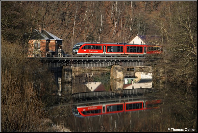 642 234 der Erzgebirgsbahn ist am 23.12.07 auf dem Weg von Chemnitz nach Cranzahl. Hier �berquert der Desiro die Zschopau vor Scharfenstein.