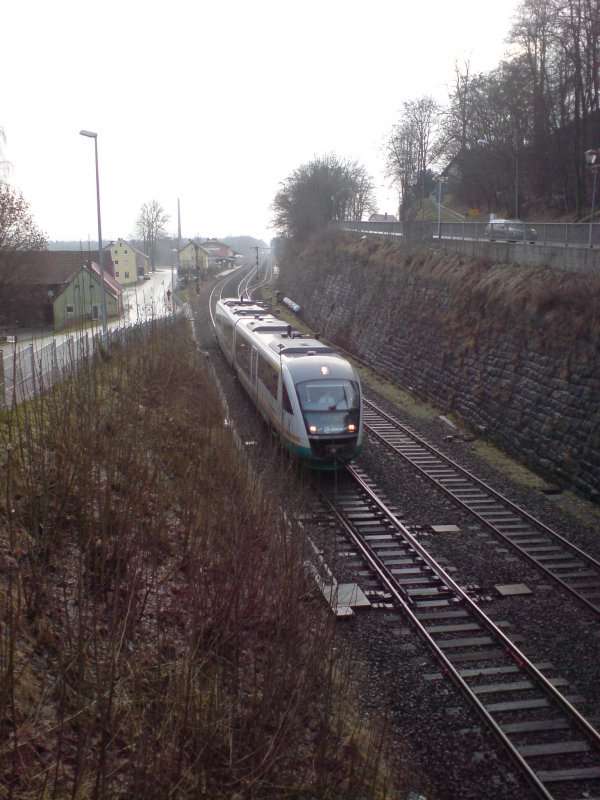 642 323-/823-8 der Vogtlandbahn GmbH bei der Ausfahrt aus den Bahnhof Neustadt (Waldnaab) am 09.12.07