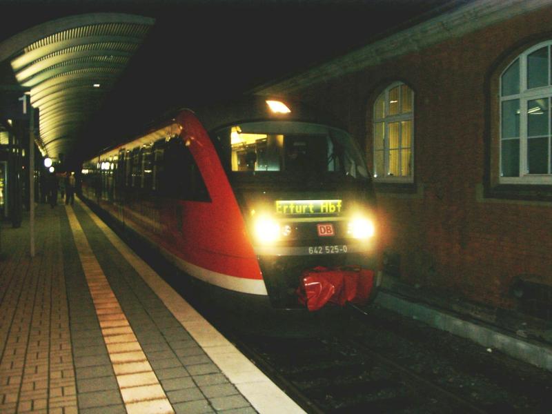642 525-0 (Desiro) am 22.01.05 als RE von Saalfeld nach Erfurt abfahrbereit in Saalfeld (Saale).
