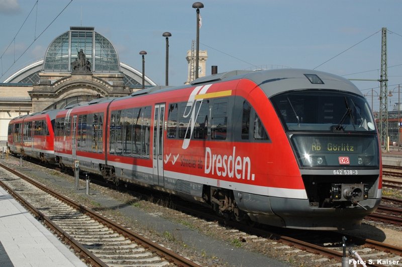 642 538-3 ist an diesem sonnigen Mittag in Dresden Hbf abgestellt. Die Sonderbeklebung des Dresdner Flughafens ziert diese Zge inzwischen nicht mehr. (13.04.2008)
