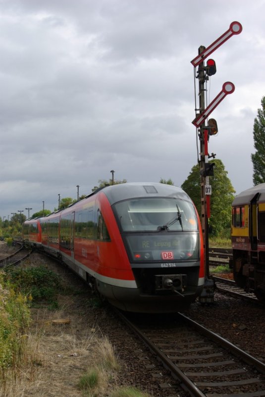 642 542 ohne Prfziffer verlsst Zeitz am 4.10.2009 als RE Richtung Profen. Im Hintergrund wartet Rail4Chem 66 02 auf die Abfahrt. 

 Jan Schuur 2009 http://www.schuur-nordheide.de