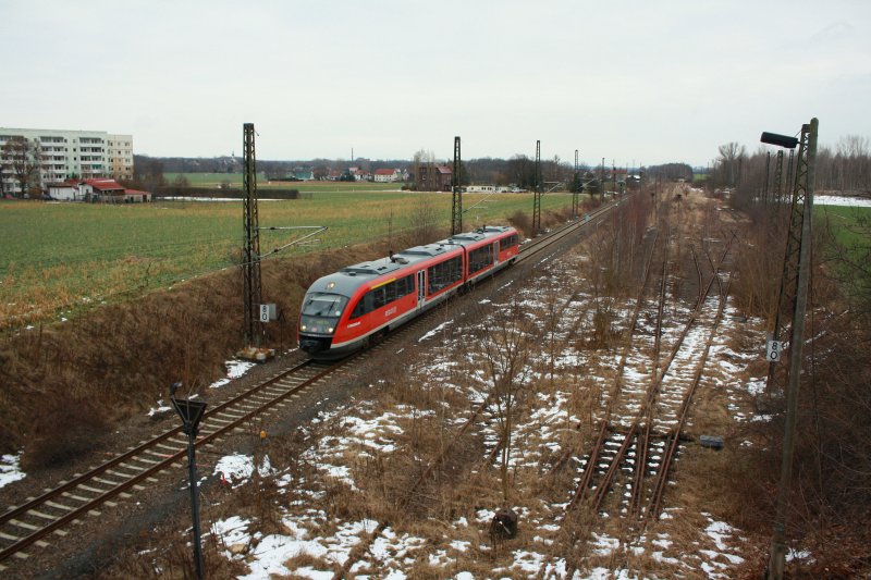 642 544 als RE 26260 von Geithain nach Leipzig Hbf passiert kurz vor dem Bahnhof Borna das Neubaugebiet Gnandorf, 31.01.09