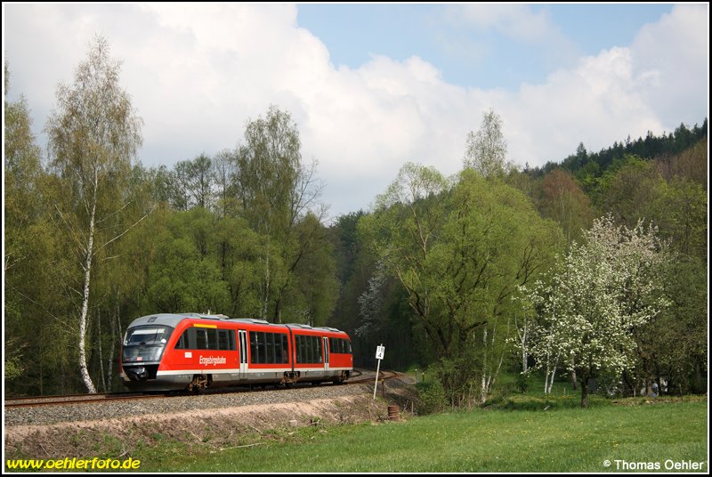 642 556 der Erzgebirgsbahn ist am 03.05.08 bei Hartenstein in Richtung Zwickau unterwegs, es handelt sich hier also eigentlich um einen  Nachschuss , aber bei Triebwagen spielt das ja keine wirkliche Rolle.