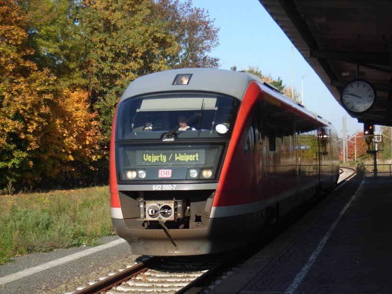 642 560-7 der Erzgebirgsbahn ist soeben in den Bahnhof Flha eingefahren. Seine Fahrt als RB 30811 hat in Chemnitz begonnen und wird ihn bis Vejprty (Weipert) fhren, 12.10.08