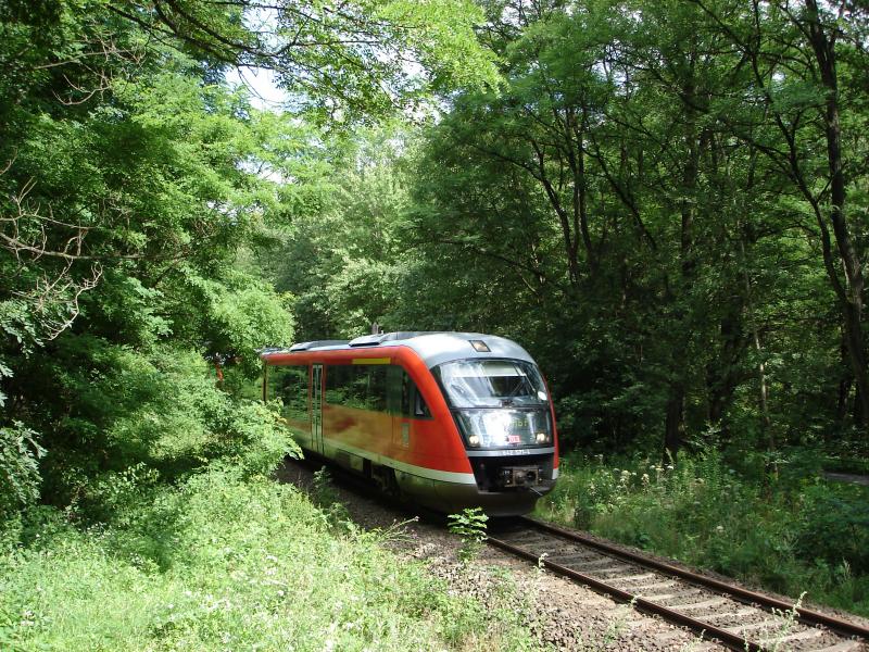 642-571 als RB unterwegs nach Erfurt. Aufgenommen im Zeitzgrund zwischen Hermsdorf-Klosterlausnitz und Papierm�hle.