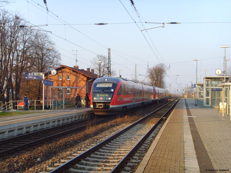 642 691 im winterlich wirkenden Bahnhof S�mmerda steht zur Weiterfahrt nach Erfurt Hauptbahnhof auf Gleis 1 bereit - 23.03.2007