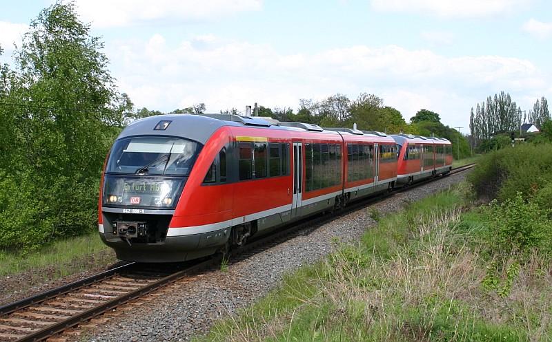 642 698-5 mit einem weiteren 642 als RE 36089 in Doppeltraktion auf dem Weg nach Erfurt am 15.05.05 in Ziegelrode.