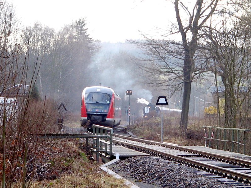 642 700 hat Einfahrt frei bekommen und fhrt in den Bahnhof Burkhardtsdorf ein wo die 52 8080 schon auf ihn wartet, 04.12.07