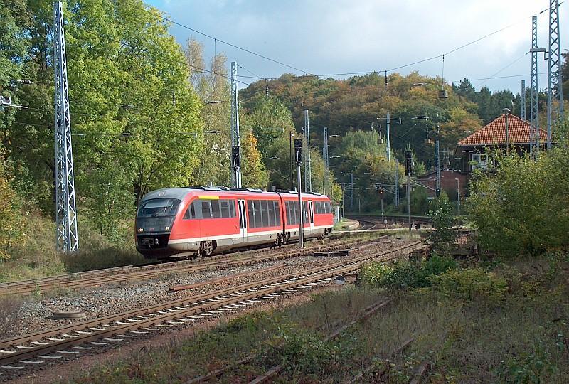 642 722-3 f�hrt am 30.09.04 als RE 36085 nach Erfurt durch das herbstliche Blankenheim.