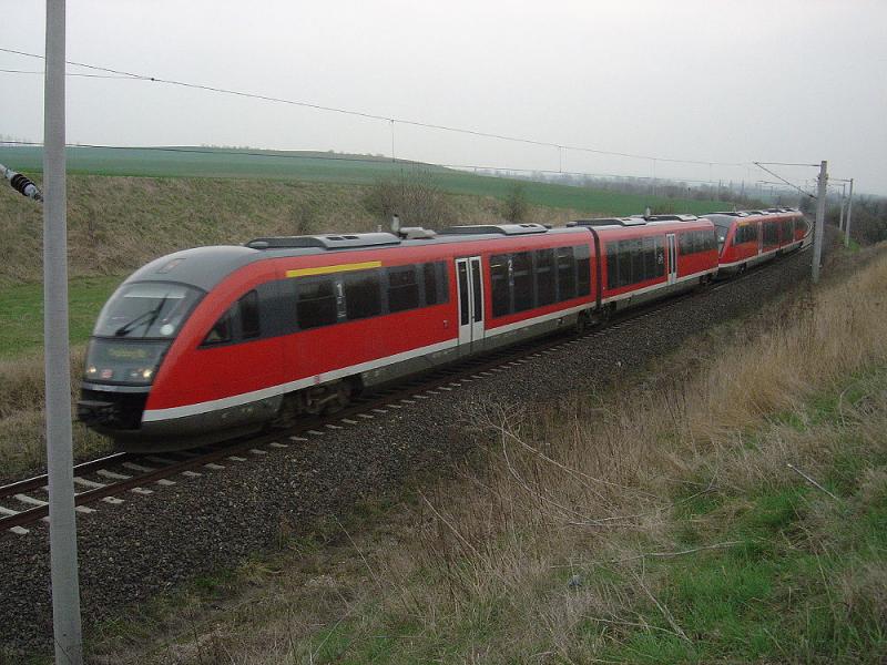 642 723 und ein weiterer  Desastrio  fahren am 12.04.2005 als RE von Erfurt nach Magdeburg, hier aufgenommen bei Griefstedt.