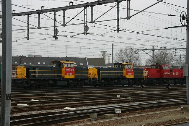 6428, 6451 und 6491 fahren mit einem schweren Erzzug vom Europort kommend in Venlo ein; 24.03.2007