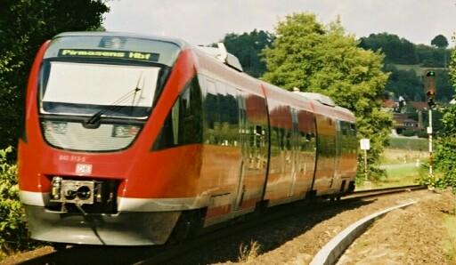 643 013, der wegen der defekten signalsteuerung im September 2003 auf HP 2 in den Bahnhof Bierbach einfahren muss, obwohl im Bf schon seit 2000 keine Weichen mehr liegen.