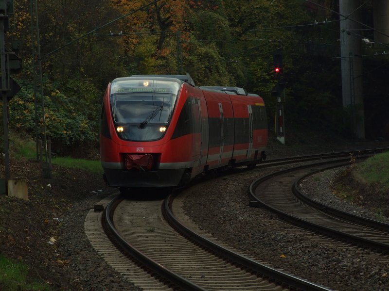 643 027-6 als RE3286 aus Gieen in der Anfahrt auf die Eisenbahnbrcke in Richtung Ko-Hbf.Aufgenommen am B in Ko-Horchheim 7.11.08