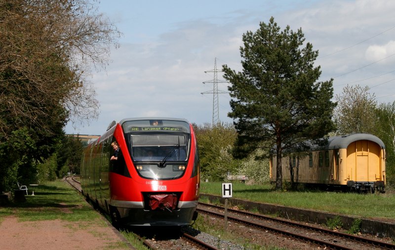 643 030 als RE nach Hochspeyer bei der Einfahrt von Marnheim, 01.05.08.