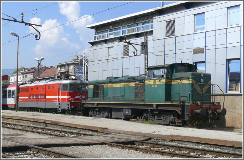 643-032 in ihrem ursprnglichen JZ-Grn und die neurote 342-001 warten in Maribor auf neue Aufgaben. (15.05.2008)