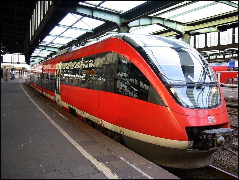 643 043 steht am 16.09.2006 abfahrbereit in Duisburg Hbf.