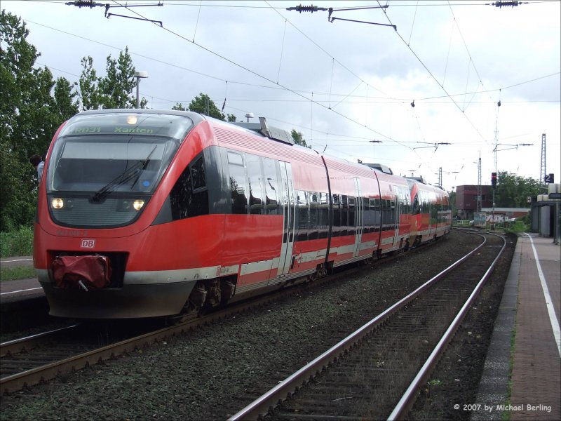 643 048-2 und ein weiterer 643er als RB31 richtung Xanten beim halt im Bf Moers. 10.9.07