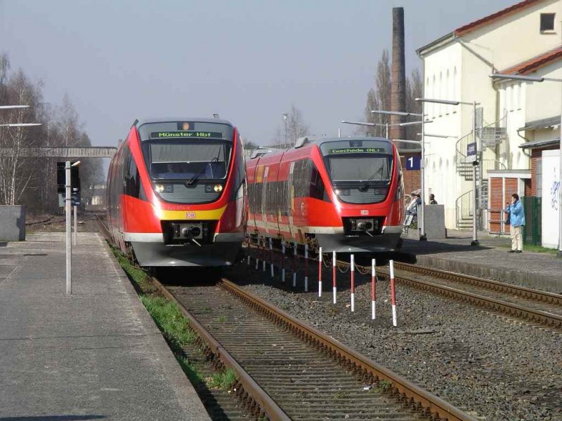 643-074 mit extra gelben Warnstreifen und Werbung fr den NL-Einsatz und 643-057 mit Regellackierung.

Kreuzung in Burgsteinfurt an der Strecke von Enschede (NL) nach Mnster.
31.03.2005