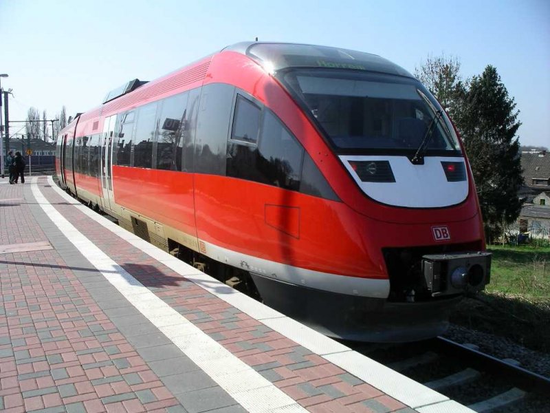 643-222 
Hier eine kleine Farbvariation- dieser Talent hat ein weies Ltzchen an der Front.

2-teiliger Talent aus der Unterserie 643.2 im Bahnhof Horrem aus Bedburg kommend (KBS 481 Erftbahn)
01.04.2005