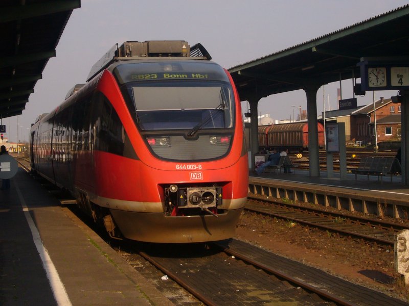 644 003 sonnt sich am 09.04.2007 in Euskirchen im letzten bisschen Abendlicht.