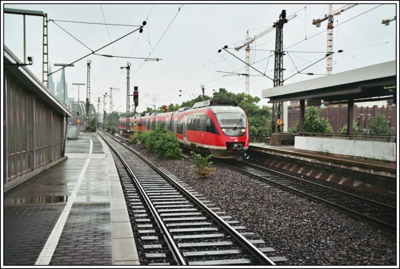 644 042 und 040 fahren am Mittag des 27.05.07 als RB25  Oberbergische Bahn , von K�ln �ber Gummersbach nach Marienheide, in den Bahnhof K�ln-Messe/Deutz ein.
