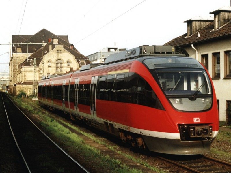 644 562-1/944 062-9/644 062-2 auf Bielefeld Hauptbahnhof am 12-8-2001. Bild und scan: Date Jan de Vries. 