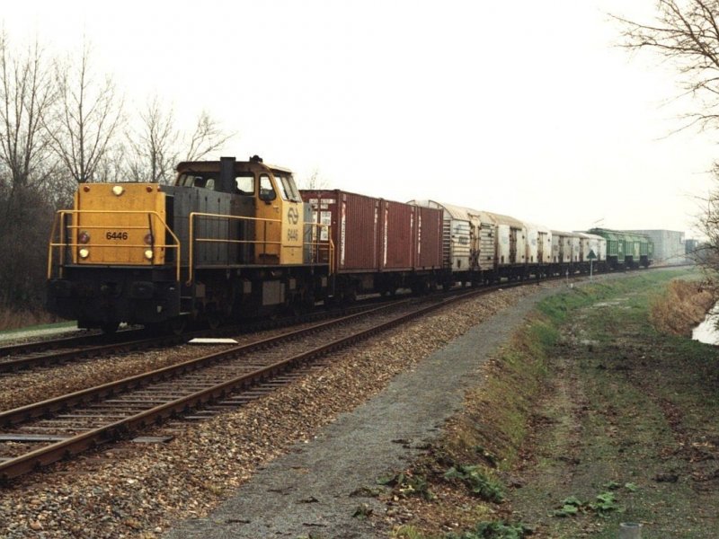 6446 mit Gterzug 55721 Leeuwarden-Harlingen bei Franeker am 22-11-1991. Heute gibt es keinen Gterverkehr mehr zwischen Leeuwarden und Harlingen. Bild und scan: Date Jan de Vries.