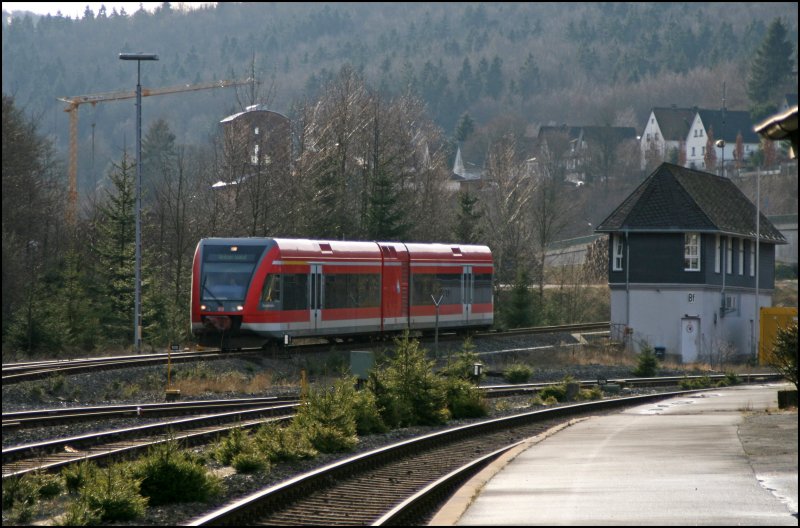 646 213 rollt als RB55 (RB 23730)  Uplandbahn  von Korbach komment in den Endbahnhof Brilon-Wald ein. (28.12.07)