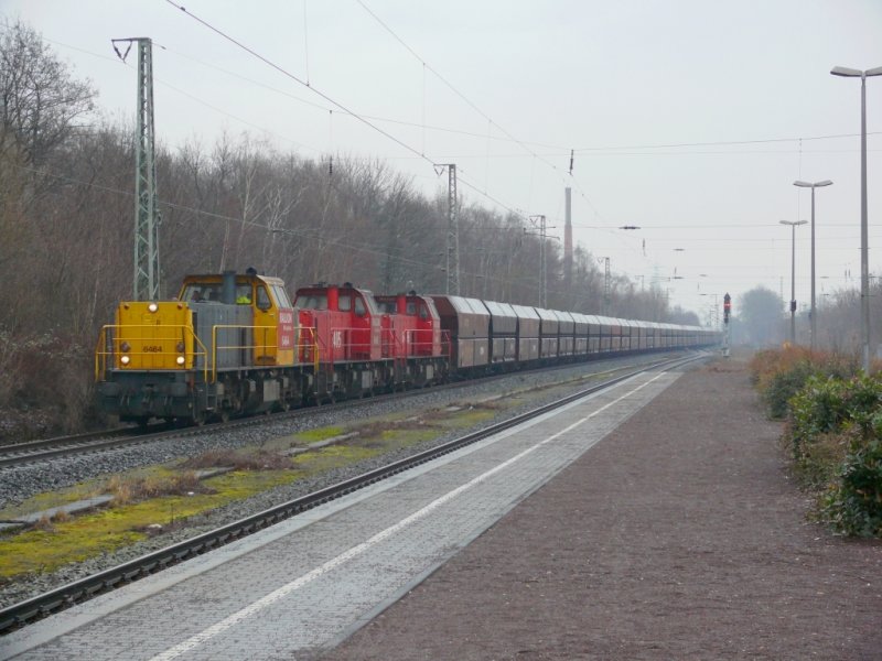 6464 der Railion mit 2 weiteren 6400ern bei der Durchfahrt in Dinslaken am 5.2.2009