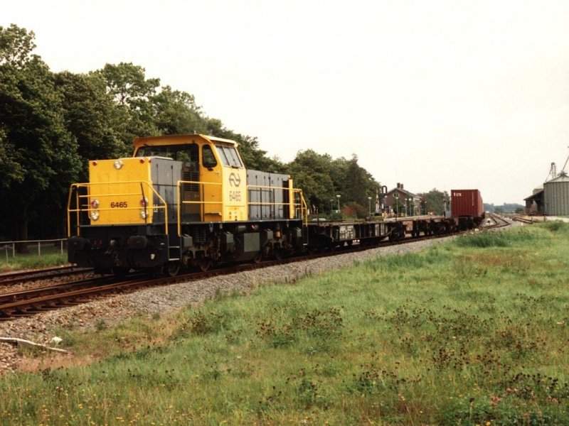 6465 mit Gterzug 52721 Veendam-Waalhaven Zuid auf Bahnhof Zuidbroek am 2-9-1992. Bild und scan: Date Jan de Vries. 