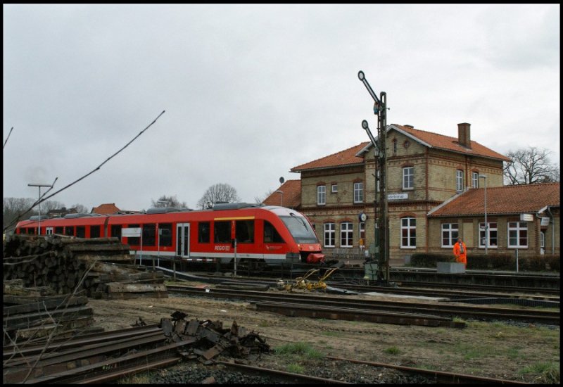 648 001 verlsst am 05.04.2008 den vom Umbau stark gezeichneten Bahnhof von Sderbrarup mit einer RB nach Kiel Hbf